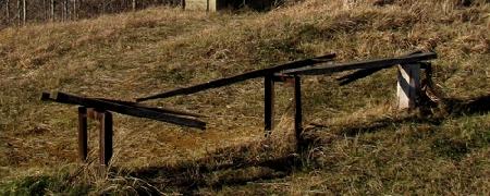 Wandale zniszczyli ławkę na Ostrej Górce