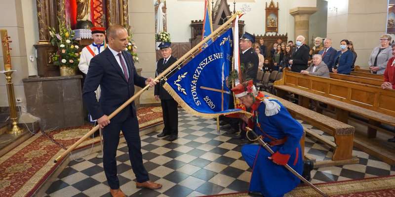 Poświęcenie i nadanie sztandaru Kosynierów Parafii Cieklin podczas sumy odpustowej