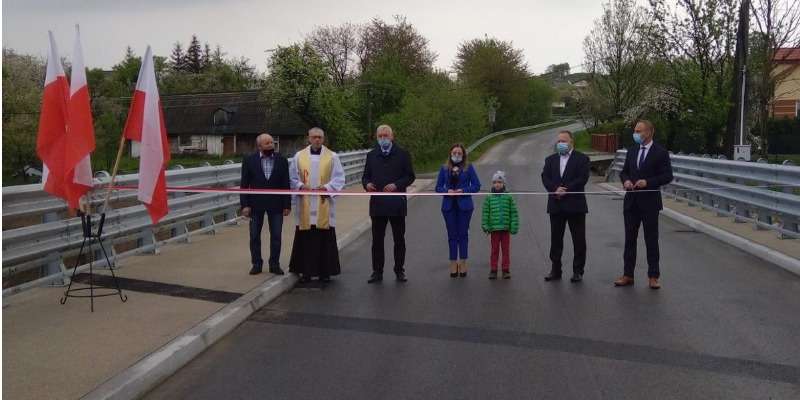 Oddanie do użytku i poświęcenie dwóch nowych mostów na potoku Bednarka w miejscowości Cieklin