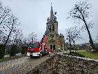 Strażacy ściągnęli krzyż z kościoła w Cieklinie