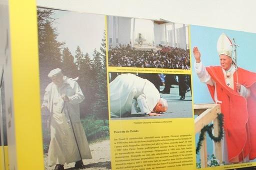 Otwarcie Mobilnego Muzeum Jana Pawła II na jasielskim Rynku