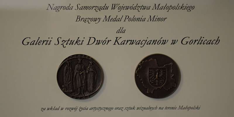 BRĄZOWY MEDAL POLONIA MINOR DLA GALERII SZTUKI DWÓR KARWACJANÓW W GORLICACH / NAGRODA SAMORZĄDU WOJEWÓDZTWA MAŁOPOLSKIEGO