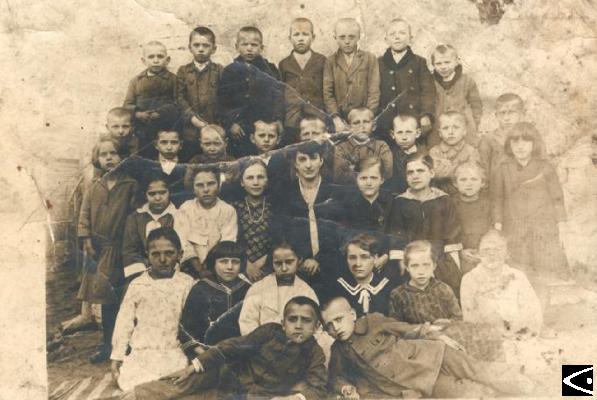Zdjęcie dzieci uczęszczających do szkoły w Cieklinie
