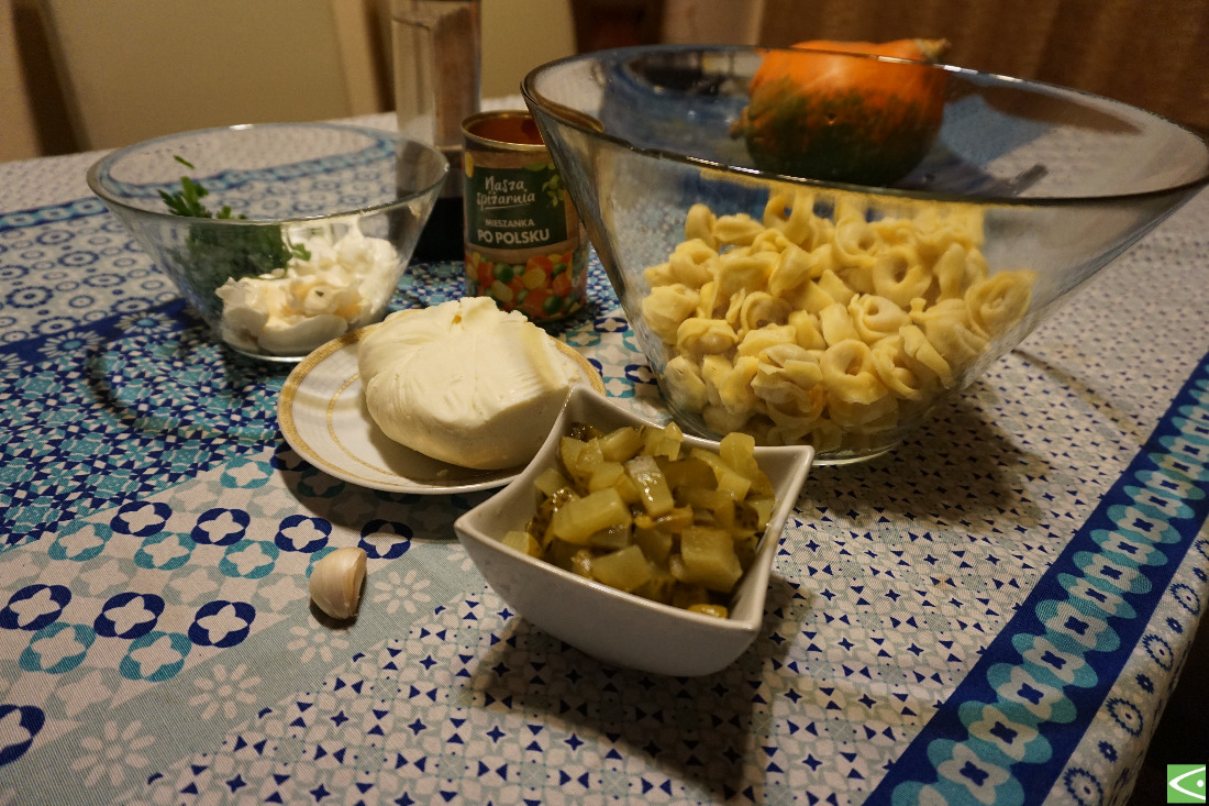 Sałatka z tortellini, serem paneer i ogórkiem