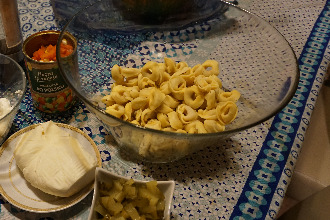 Sałatka z tortellini, serem paneer i ogórkiem