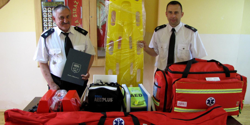 OSP w Cieklinie otrzymało defibrylator i zestaw ratownictwa medycznego