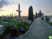 Ruszyła budowa alejek na cmentarzu parafialnym w Cieklinie