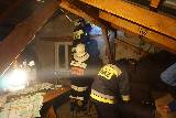 Silny wiatr w Cieklinie zrywa dach - akcja strażaków