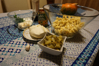 Sałatka z tortellini, serem paneer i ogórkiem